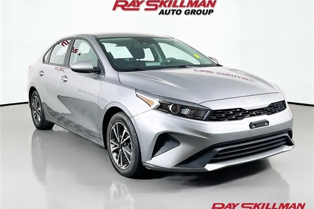 2023 Kia Forte LXS photo 1