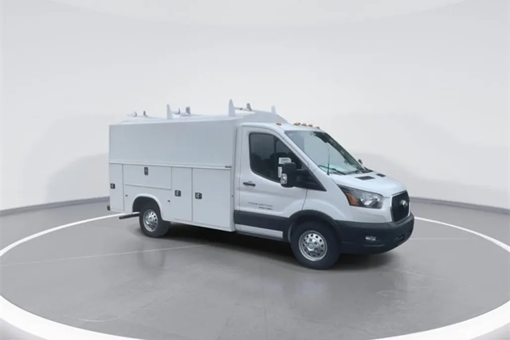 2024 Ford Transit Cutaway photo 1