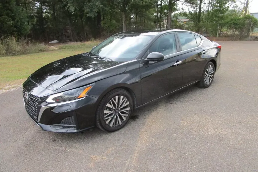 2024 Nissan Altima 2.5 SV photo 1