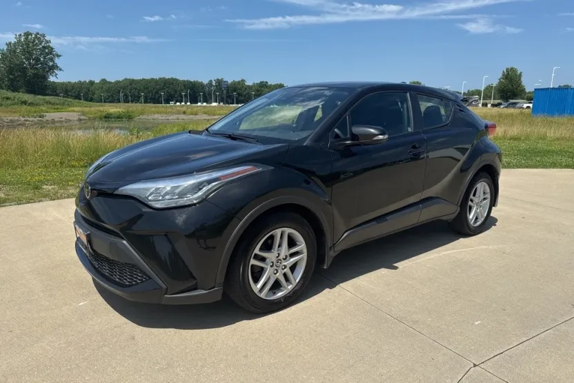 2021 Toyota C-HR LE photo 1