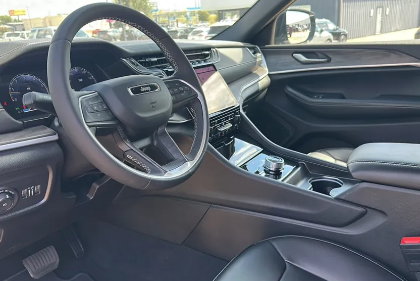 2025 Jeep Grand Cherokee Limited photo 1