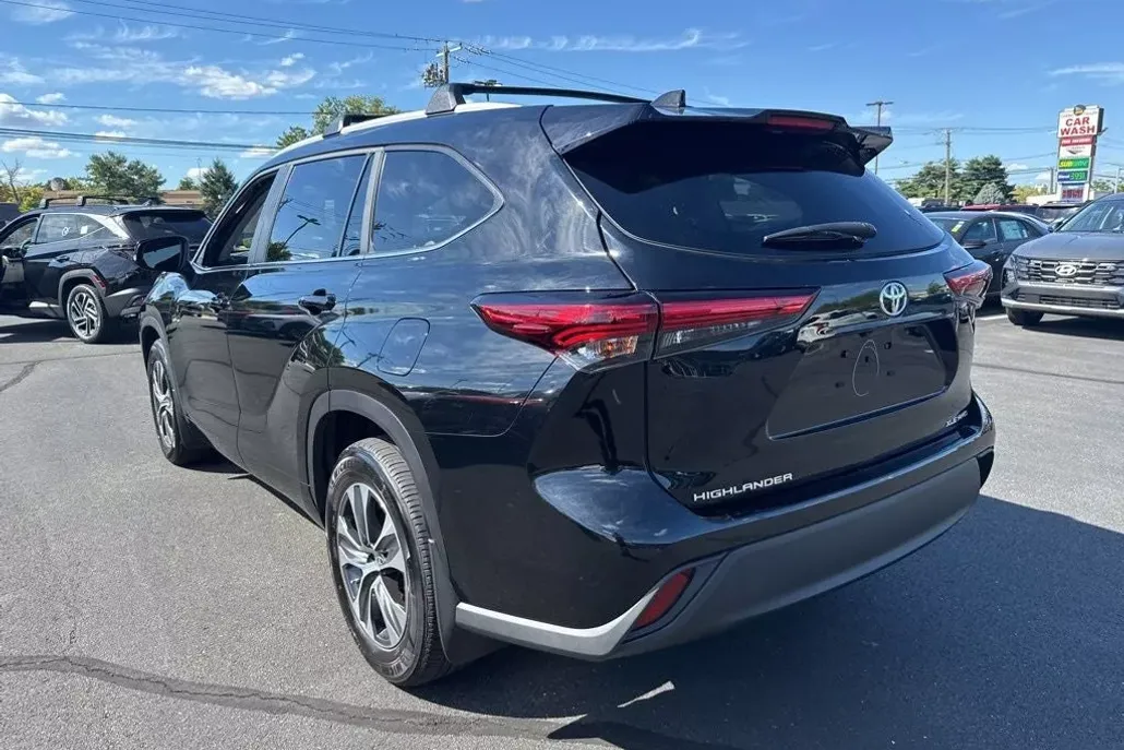 2023 Toyota Highlander XLE photo 1
