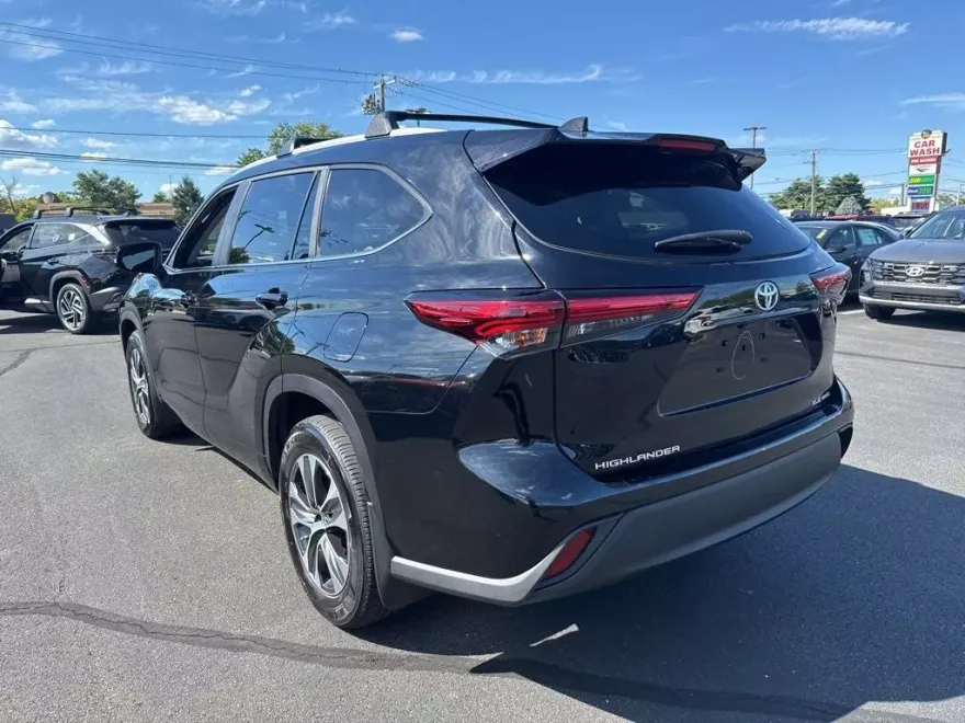 2023 Toyota Highlander XLE photo 1