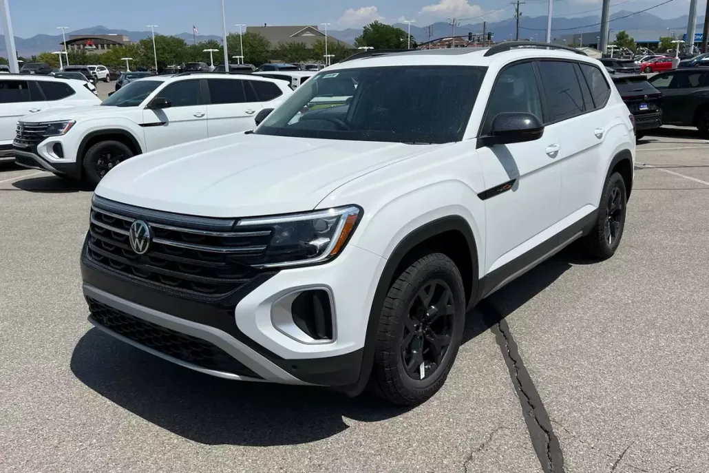 2025 Volkswagen Atlas SE Technology Peak Edition photo 1