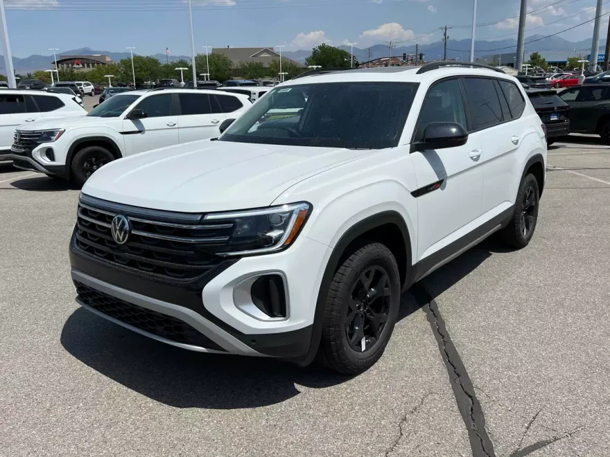 2025 Volkswagen Atlas SE Technology Peak Edition photo 1