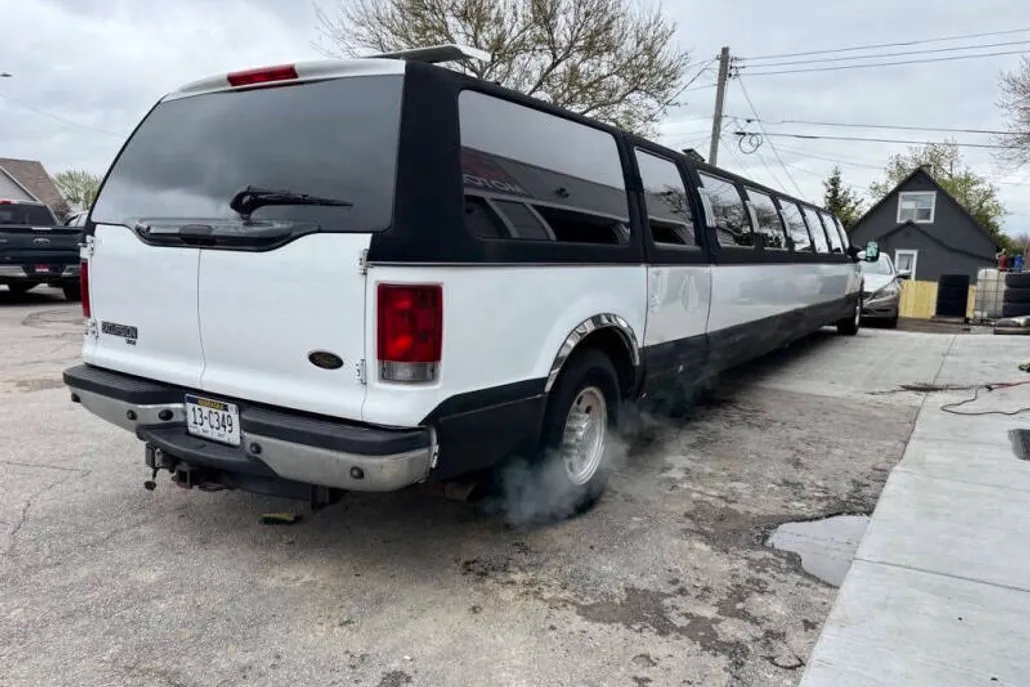2002 Ford Excursion XLT photo 1