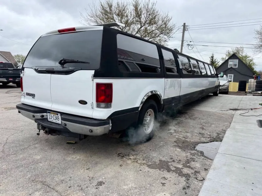2002 Ford Excursion XLT photo 1
