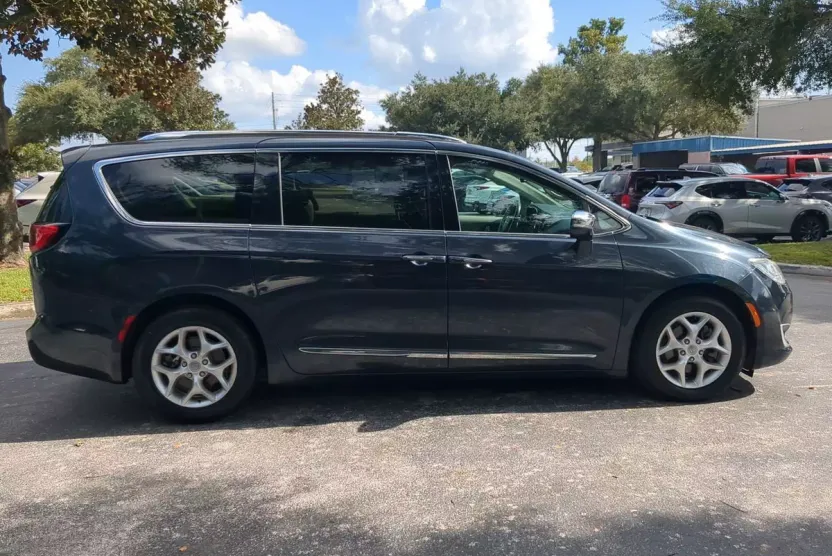 2020 Chrysler Pacifica Limited photo 1