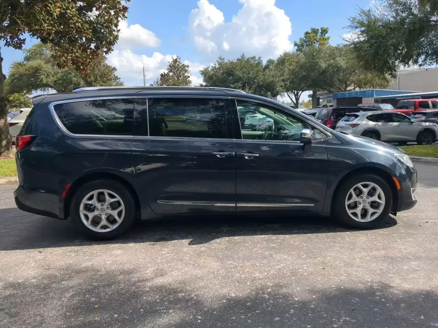2020 Chrysler Pacifica Limited photo 1