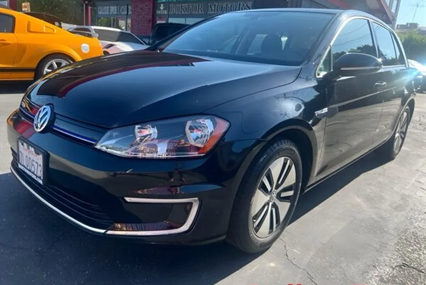 2016 Volkswagen e-Golf SE photo 1