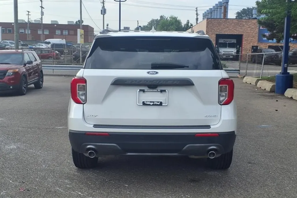 2023 Ford Explorer XLT photo 1