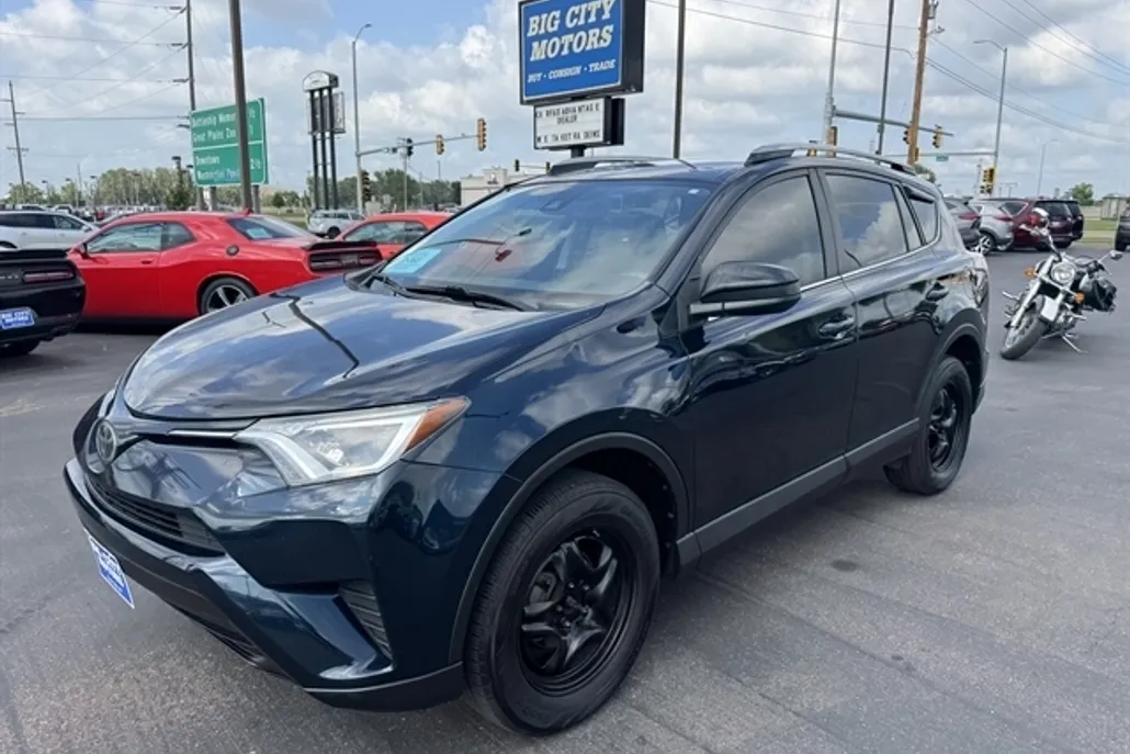 2018 Toyota RAV4 LE photo 1