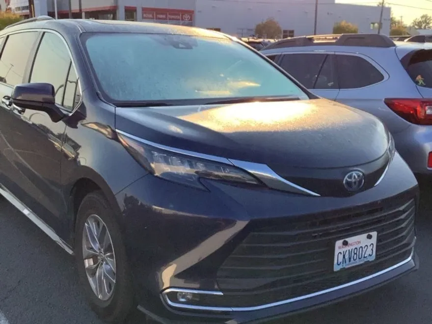 2024 Toyota Sienna XLE photo 1