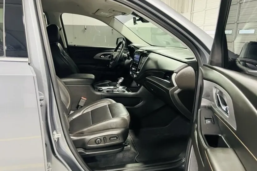 2021 Chevrolet Traverse Leather photo 1