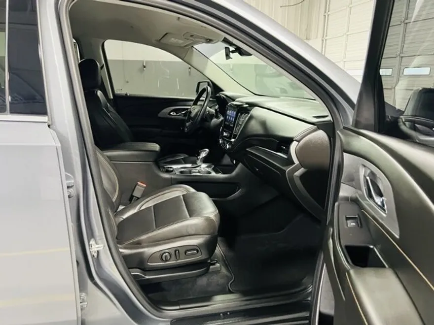 2021 Chevrolet Traverse Leather photo 1