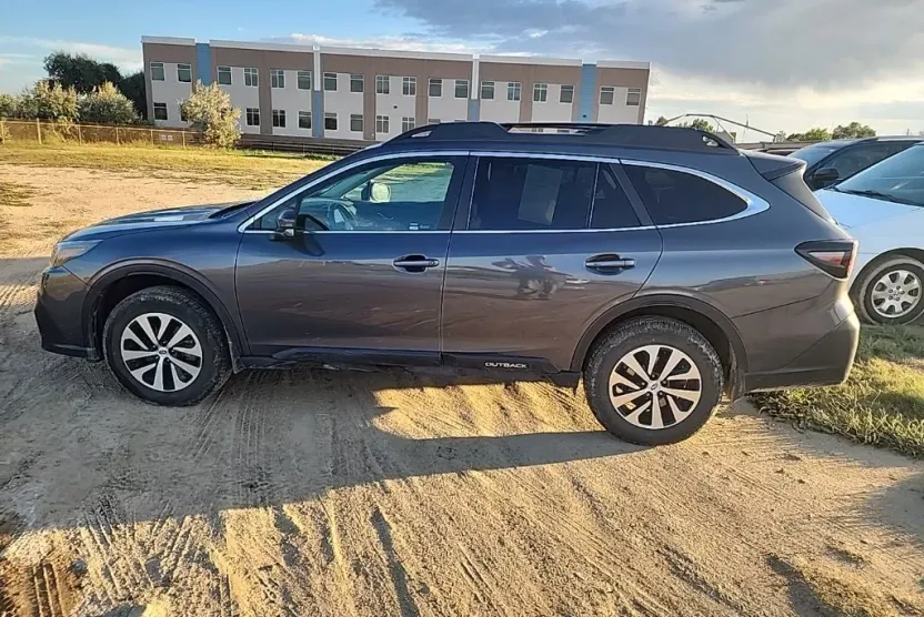 2021 Subaru Outback Premium photo 1