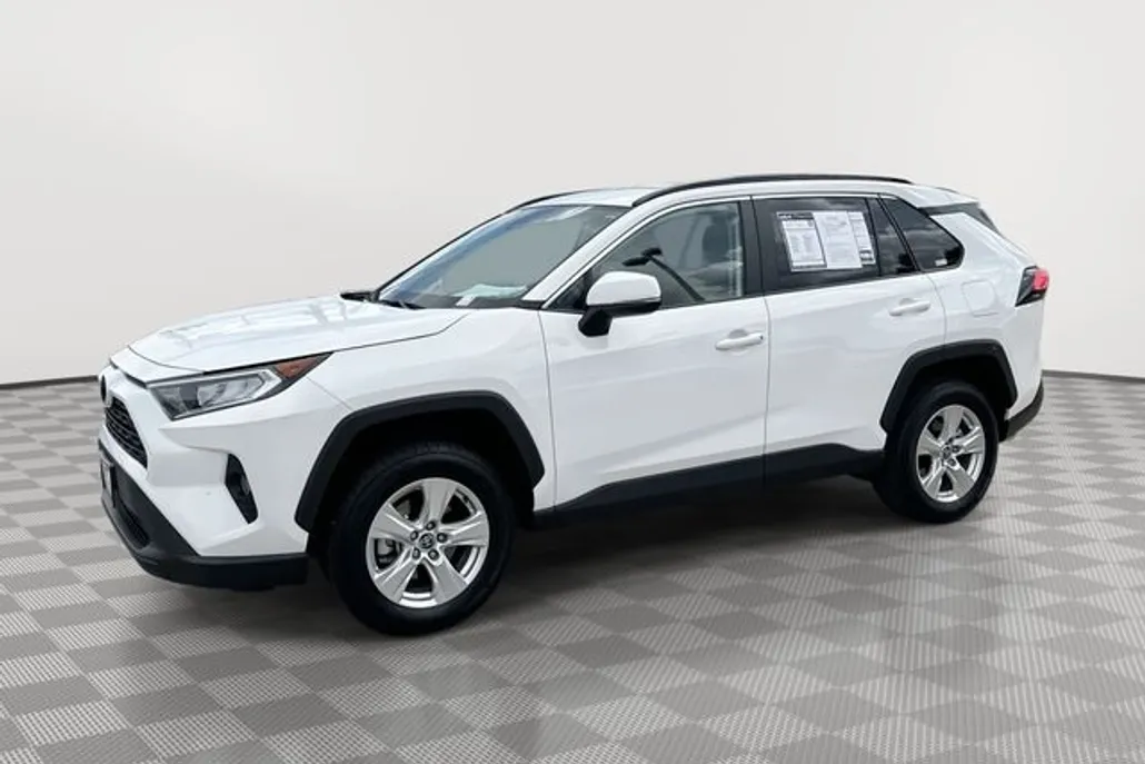 2021 Toyota RAV4 XLE photo 1