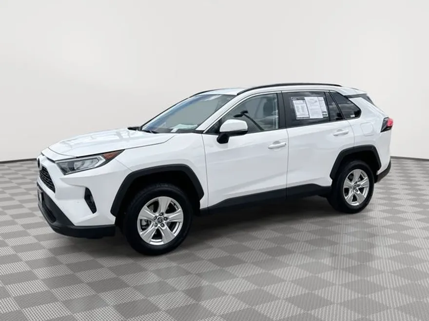 2021 Toyota RAV4 XLE photo 1