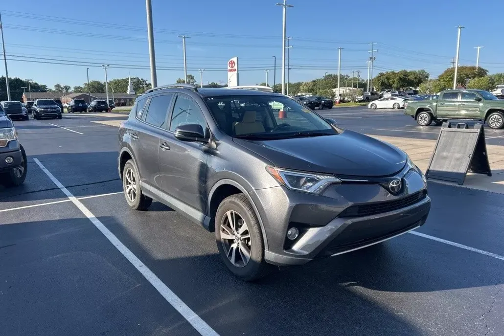 2018 Toyota RAV4 XLE photo 1