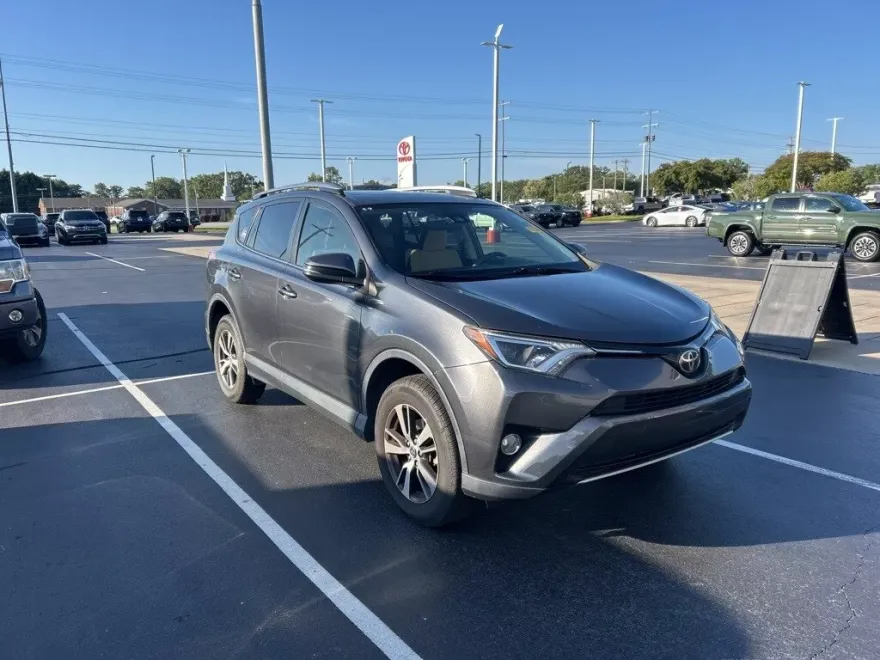 2018 Toyota RAV4 XLE photo 1