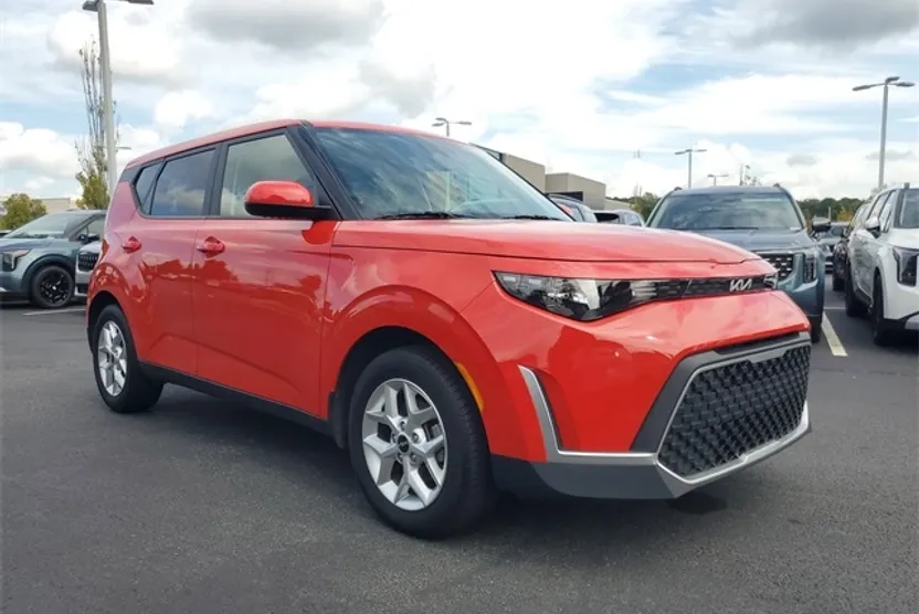 2023 Kia Soul LX photo 1