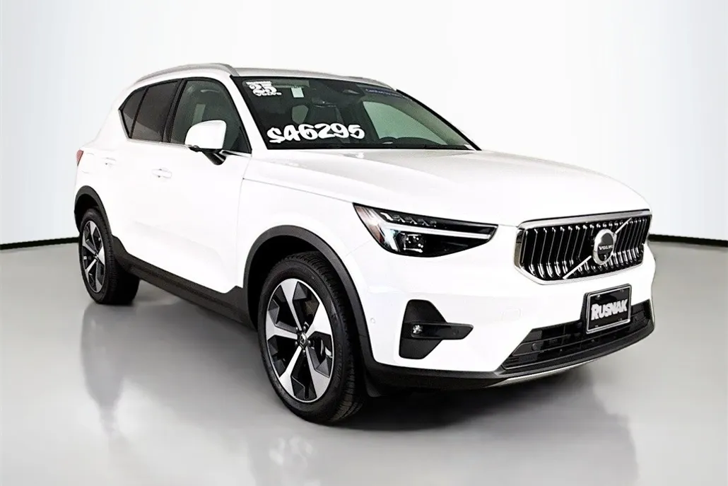 2025 Volvo XC40 Plus photo 1