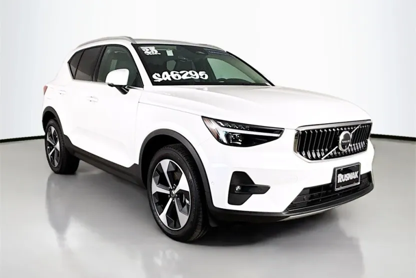 2025 Volvo XC40 Plus photo 1