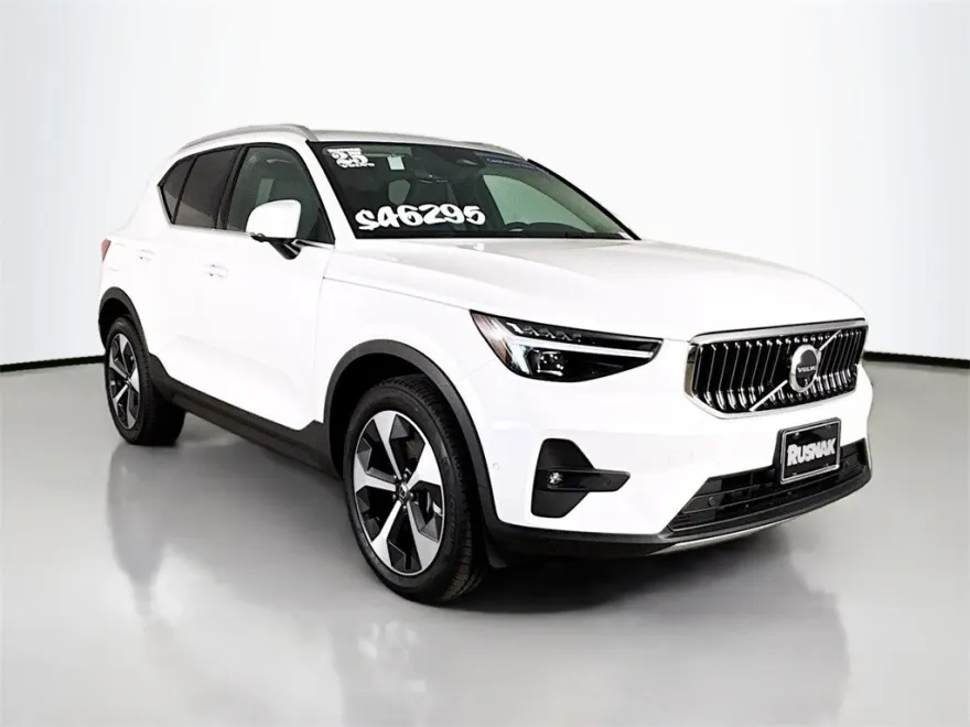 2025 Volvo XC40 Plus photo 1