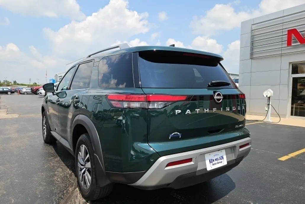 2022 Nissan Pathfinder SL photo 1