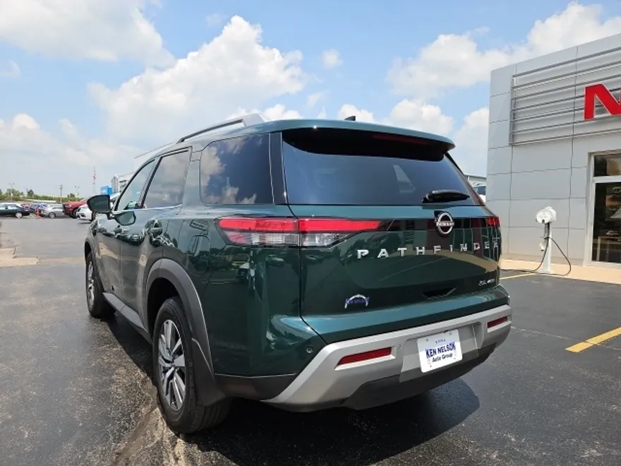 2022 Nissan Pathfinder SL photo 1