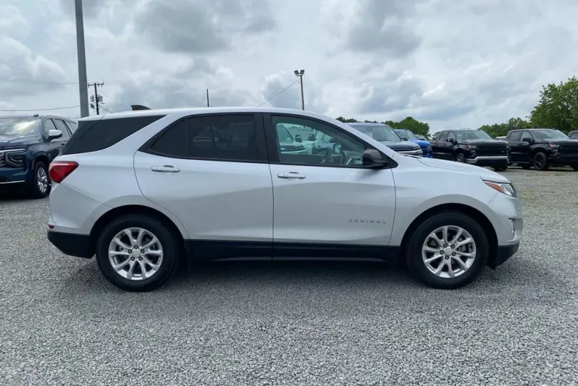 2021 Chevrolet Equinox LS photo 1