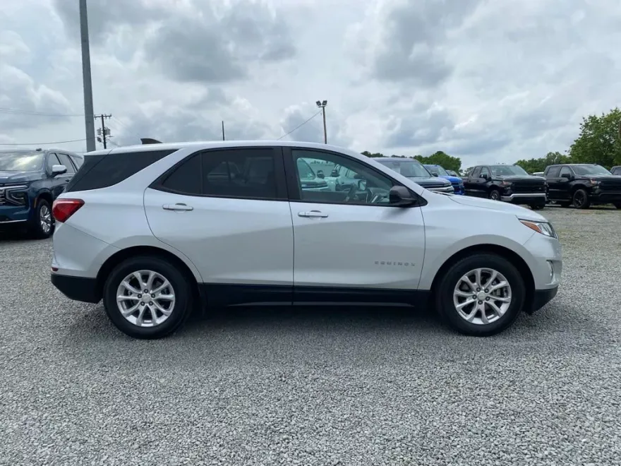 2021 Chevrolet Equinox LS photo 1