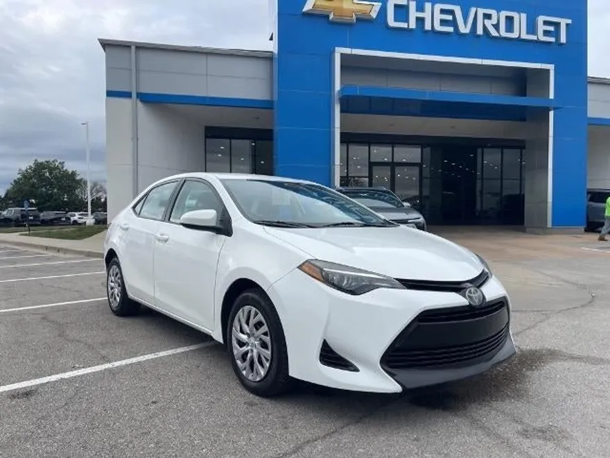 2019 Toyota Corolla LE photo 1