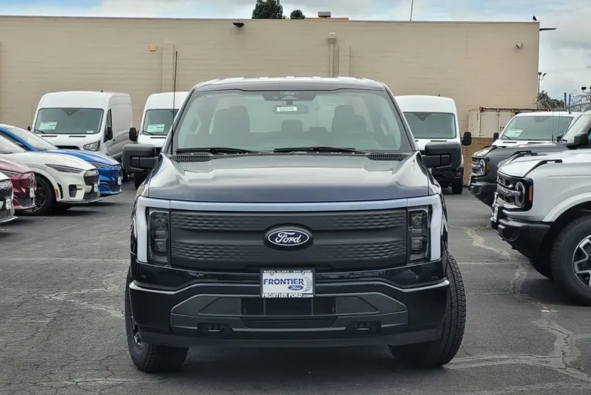 2025 Ford F-150 Lightning XLT photo 1