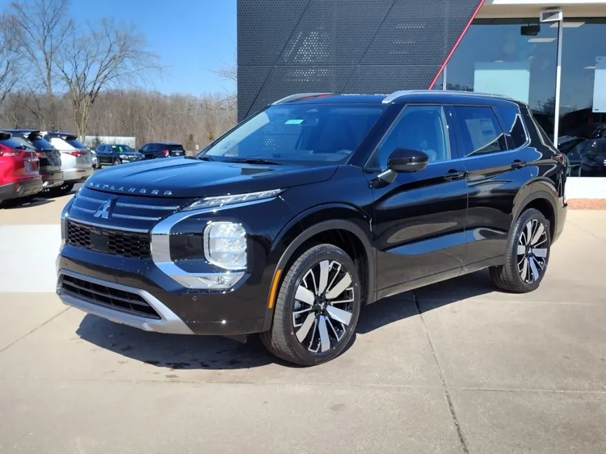 2025 Mitsubishi Outlander SEL photo 1