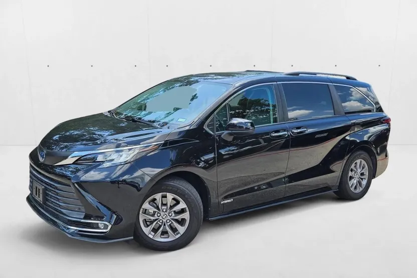 2021 Toyota Sienna XLE photo 1