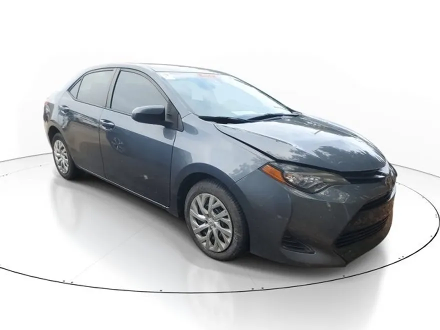 2019 Toyota Corolla LE photo 1