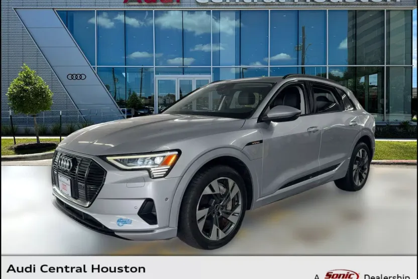 2021 Audi e-tron Premium photo 1