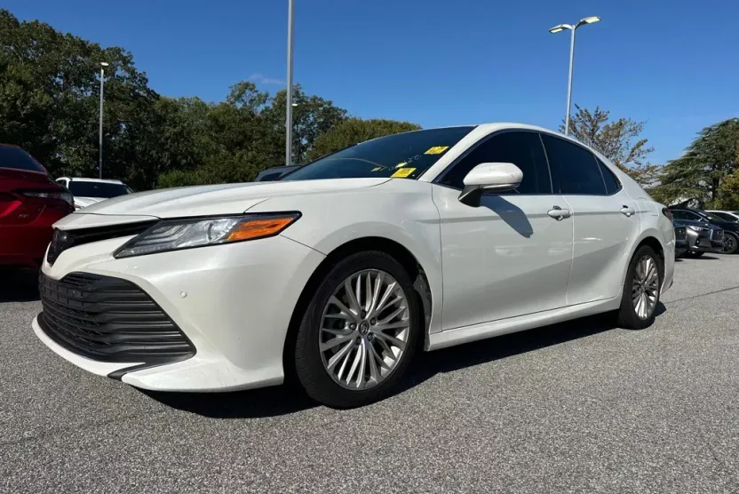 2018 Toyota Camry XLE photo 1