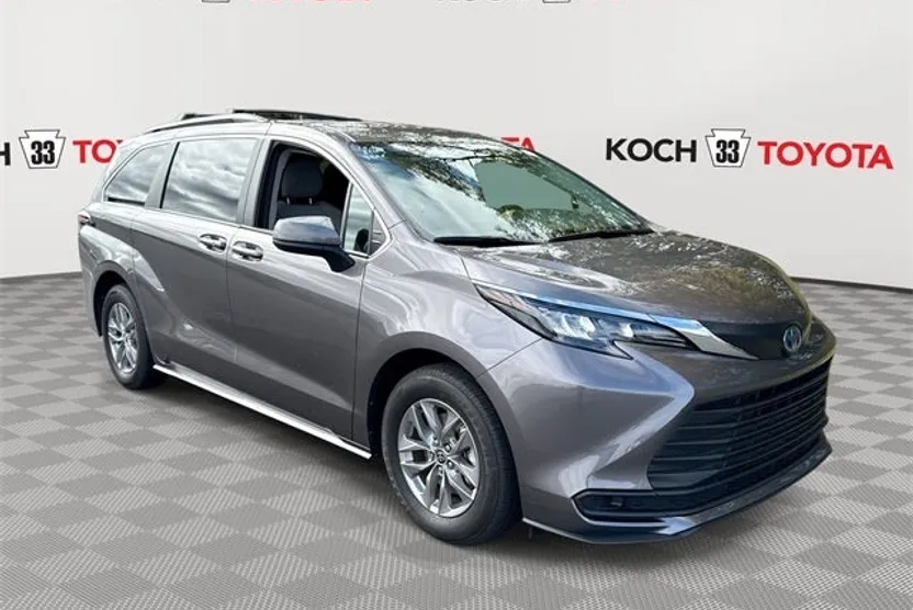 2024 Toyota Sienna LE photo 1