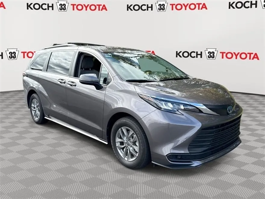 2024 Toyota Sienna LE photo 1