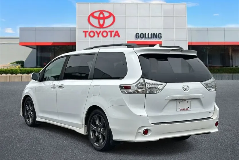 2019 Toyota Sienna SE photo 1