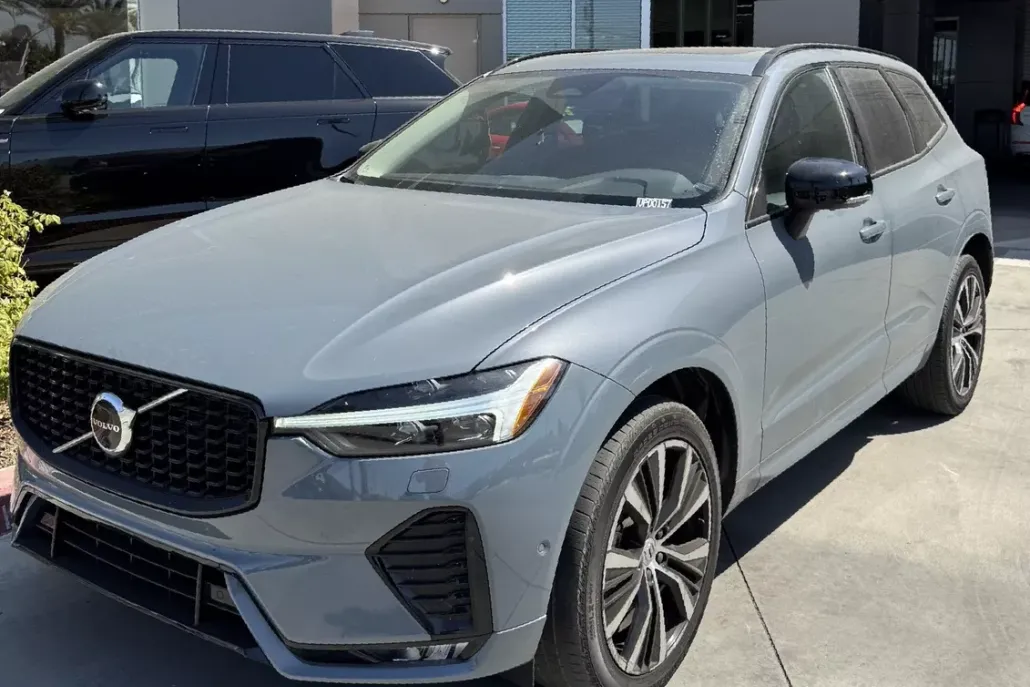 2023 Volvo XC60 Plus photo 1