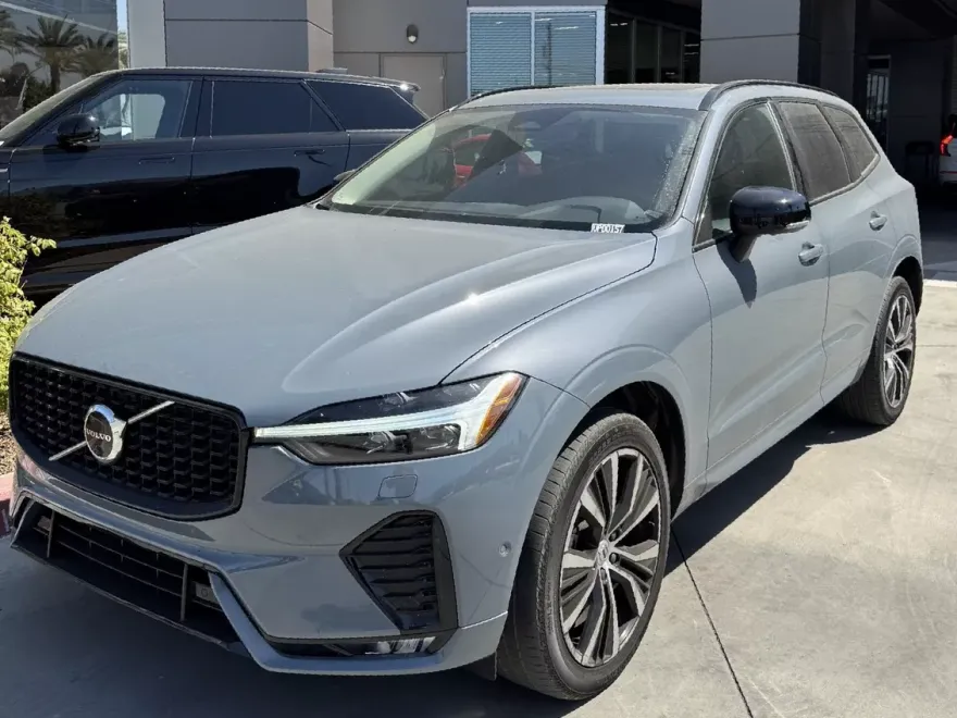 2023 Volvo XC60 Plus photo 1