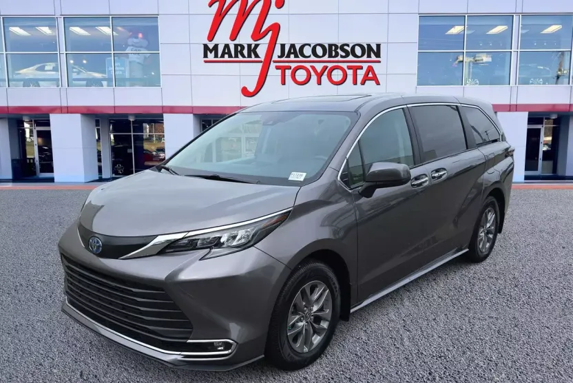 2024 Toyota Sienna XLE photo 1
