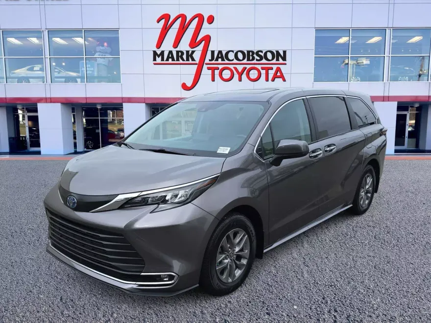 2024 Toyota Sienna XLE photo 1