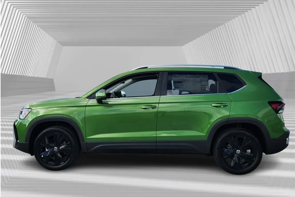 2025 Volkswagen Taos SE photo 1