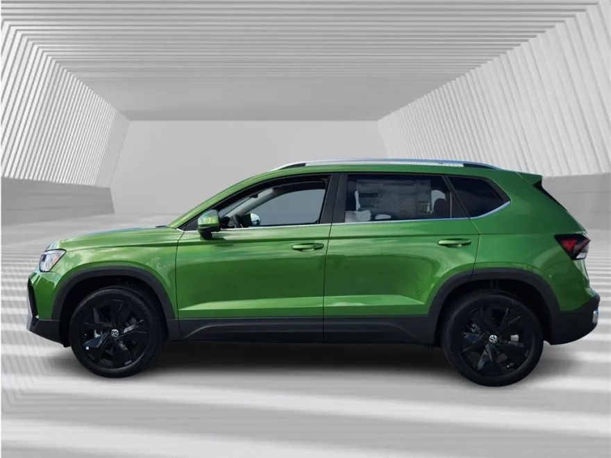 2025 Volkswagen Taos SE photo 1