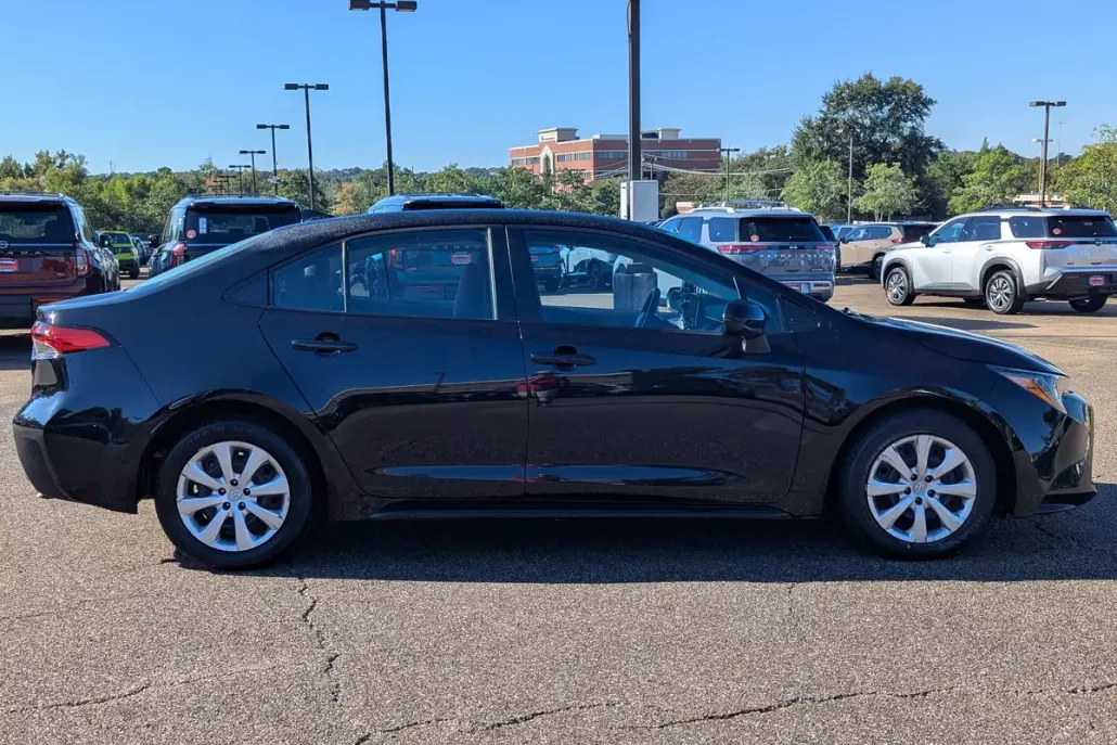 2024 Toyota Corolla LE photo 1