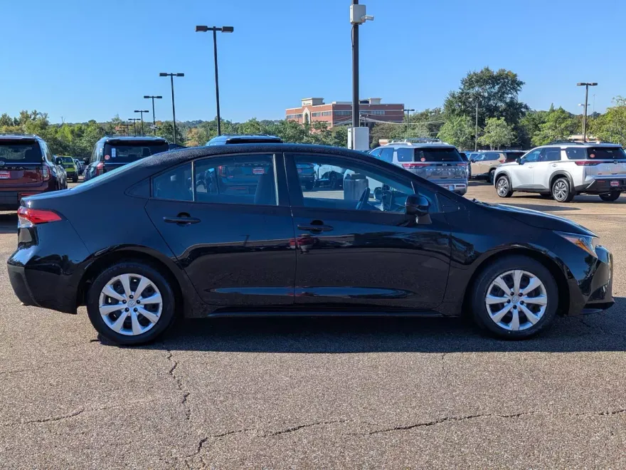 2024 Toyota Corolla LE photo 1